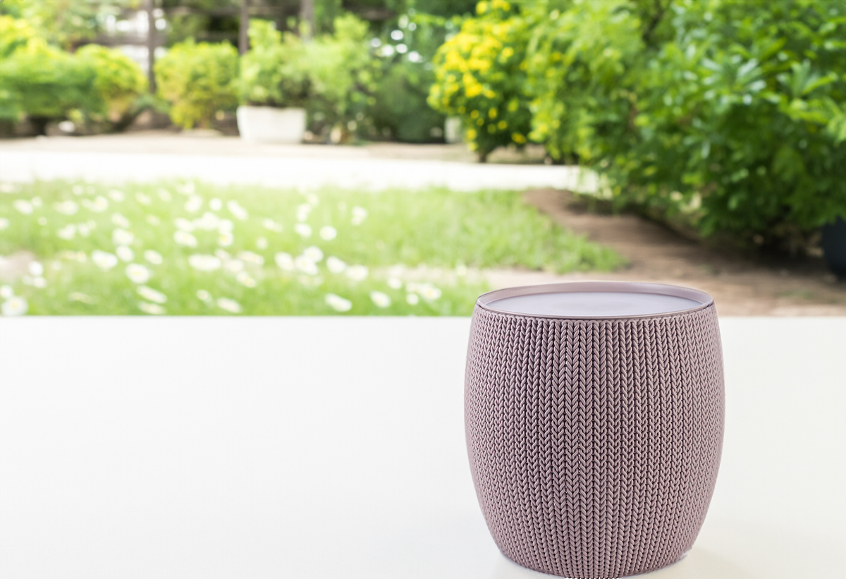 Το τραπέζι τοποθετημένο σε ένα κήπο